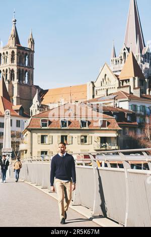 Außenporträt eines handverlassenen afroamerikanischen Mannes, der die Straße entlang geht, Bild aufgenommen in Pont Bessières, Lausanne, Schweiz Stockfoto