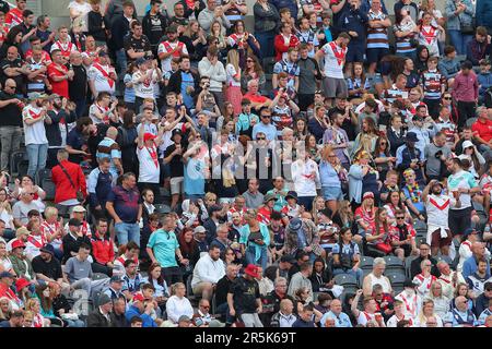 Fans von St. Helens während des Magic Weekend-Spiels St. Helens gegen Huddersfield Giants in St. James's Park, Newcastle, Großbritannien. 4. Juni 2023. (Foto von Gareth Evans/News Images) in Newcastle, Großbritannien, am 6/4/2023. (Foto: Gareth Evans/News Images/Sipa USA) Guthaben: SIPA USA/Alamy Live News Stockfoto