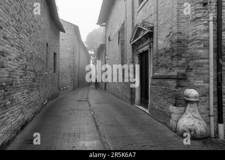 Spaziergang durch die Gassen der Renaissance Urbino (Italien) Stockfoto