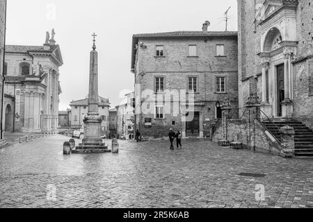 Spaziergang durch die Gassen der Renaissance Urbino (Italien) Stockfoto