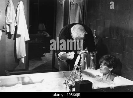 AUDREY HEPBURN am Set, aufgeräumt in der Badewanne, während DER Film von ZWEI für DEN 1967 Regisseur/Produzenten STANLEY DONEN, Schriftsteller Frederic Raphael, Henry Mancini Stanley Donen Films/Twentieth Century Fox, das Make-up aufgefrischt hat Stockfoto