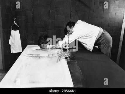 AUDREY HEPBURN am Set Candid in Bade während der Dreharbeiten VON ZWEI FÜR DEN ROAD 1967 Regisseur/Produzenten STANLEY DONEN Autor Frederic Raphael Musik Henry Mancini Stanley Donen Films/Twentieth Century Fox Stockfoto