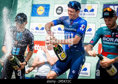 Brüssel, Belgien. 04. Juni 2023. Dänisches Tobias Lund Andresen Team DSM, französischer Arnaud Demare von Groupama-FDJ und belgischer Jordi Meeus von Bora-Hansgrohe auf dem Podium nach dem eintägigen Radrennen Brussels Cycling Classic, 203, 9 km von und nach Brüssel, Sonntag, 04. Juni 2023. BELGA FOTO JASPER JACOBS Kredit: Belga News Agency/Alamy Live News Stockfoto