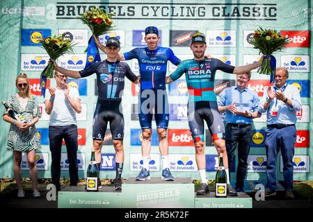 Brüssel, Belgien. 04. Juni 2023. Dänisches Tobias Lund Andresen Team DSM, französischer Arnaud Demare von Groupama-FDJ und belgischer Jordi Meeus von Bora-Hansgrohe auf dem Podium nach dem eintägigen Radrennen Brussels Cycling Classic, 203, 9 km von und nach Brüssel, Sonntag, 04. Juni 2023. BELGA FOTO JASPER JACOBS Kredit: Belga News Agency/Alamy Live News Stockfoto