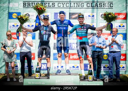 Brüssel, Belgien. 04. Juni 2023. Dänisches Tobias Lund Andresen Team DSM, französischer Arnaud Demare von Groupama-FDJ und belgischer Jordi Meeus von Bora-Hansgrohe auf dem Podium nach dem eintägigen Radrennen Brussels Cycling Classic, 203, 9 km von und nach Brüssel, Sonntag, 04. Juni 2023. BELGA FOTO JASPER JACOBS Kredit: Belga News Agency/Alamy Live News Stockfoto