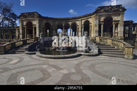 Wasserspiel und Loggia im Italienischen Garten von Hever Castle, Kent. Stockfoto