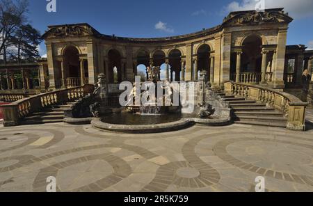 Wasserspiel und Loggia im Italienischen Garten von Hever Castle, Kent. Stockfoto