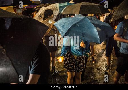 Taipeh. 04. Juni 2023. Hunderte von Menschen halten am 04. Dezember 06/2023 ein Kerzenlicht auf dem Freiheitsplatz in Taipeh, Taiwan, ab, um den Opfern der militärischen Niederschlagung der Proteste im Jahr 1989 auf dem Tainanmen-Platz in Peking zu gedenken. Die diesjährige Nachtwache in Hongkong wurde von den Behörden abgesagt, die Sicherheitsmaßnahmen zitierten. Von Wiktor Dabkowski Credit: dpa/Alamy Live News Stockfoto