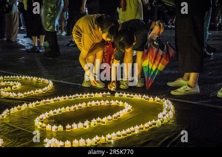 Taipeh. 04. Juni 2023. Hunderte von Menschen halten am 04. Dezember 06/2023 ein Kerzenlicht auf dem Freiheitsplatz in Taipeh, Taiwan, ab, um den Opfern der militärischen Niederschlagung der Proteste im Jahr 1989 auf dem Tainanmen-Platz in Peking zu gedenken. Die diesjährige Nachtwache in Hongkong wurde von den Behörden abgesagt, die Sicherheitsmaßnahmen zitierten. Von Wiktor Dabkowski Credit: dpa/Alamy Live News Stockfoto