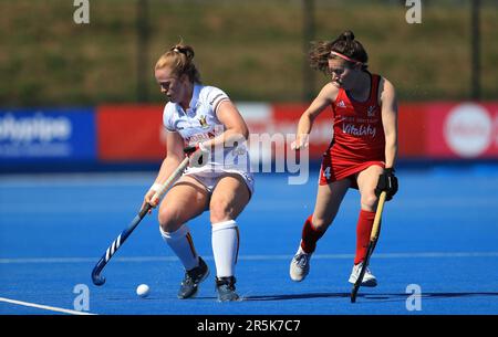 Great Britain Women's Laura Roper (rechts) und Belgium Women's Vanessa Blockmans kämpfen beim FIH Hockey Pro League Frauenspiel in Lee Valley, London, um den Ball. Foto: Sonntag, 4. Juni 2023. Stockfoto