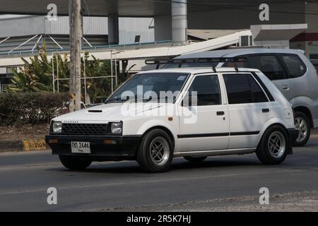 Chiangmai, Thailand - 28 2023. Februar: Private Daihatsu Charade Im Alten Auto. Foto an der Straße Nr. 121 etwa 8 km von der Innenstadt von Chiangmai, thailand. Stockfoto