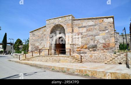 Es gibt Moscheen, Brunnen, Brücken und Caravanserais aus der osmanischen Zeit in der Stadt Inay, die sich in der Stadt Usak in der Türkei befindet. Stockfoto