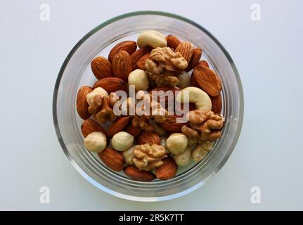 Glasplatte Mit Einer Mischung Aus Verschiedenen Schalenmuttern Auf Weißer Oberfläche – Stockfoto Ansehen Stockfoto