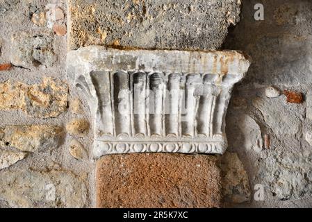 Es gibt Moscheen, Brunnen, Brücken und Caravanserais aus der osmanischen Zeit in der Stadt Inay, die sich in der Stadt Usak in der Türkei befindet. Stockfoto