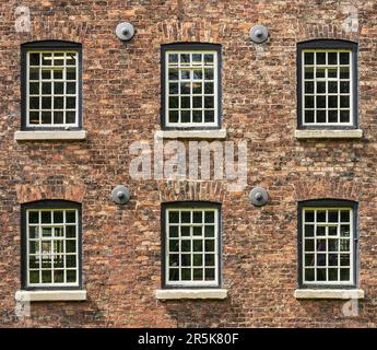 Außenansicht der restaurierten Baumwollspinnerei und Webfabrik in Nordengland mit Fokus auf Fenstern Stockfoto