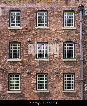 Außenansicht der restaurierten Baumwollspinnerei und Webfabrik in Nordengland mit Fokus auf Fenstern Stockfoto