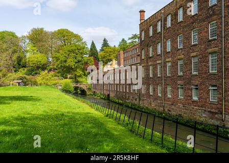 Außenansicht einer restaurierten Baumwollspinnerei und Webfabrik im Norden Englands mit Fluss Stockfoto