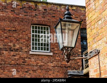 Außenansicht einer restaurierten Baumwollspinnerei und -Weberei in Nordengland mit Brenngas-Licht Stockfoto