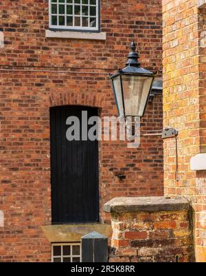 Außenansicht einer restaurierten Baumwollspinnerei und -Weberei in Nordengland mit Brenngas-Licht Stockfoto