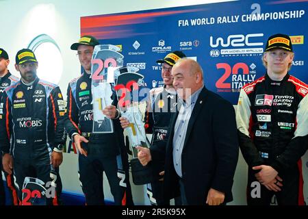 Sardegna, Italien. 04. Juni 2023. Esapekka Lappi (Fin) Janne Ferm (Fin), Thierry Neuville (Bel) Martijn Wydaeghe (Bel) Kalle Rovanpera (Fin) Jonne Halttunen (Fin) Celebrating, Media Centre, 04. Juni 2023 in Olbia, Sardinien, Italien Kredit: Live Media Publishing Group/Alamy Live News Stockfoto