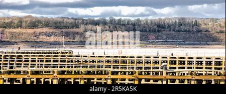 Blick auf die Bahnlinie in der Nähe von Lydney vom Eingang zu Sharpness Docks, Gloucestershire, England, Großbritannien Stockfoto