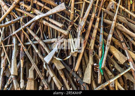 Beschlagnahmte Waffen und Fallen, die von Wilderern im Gebiet des Majete-Nationalparks, Malawi, verwendet wurden Stockfoto