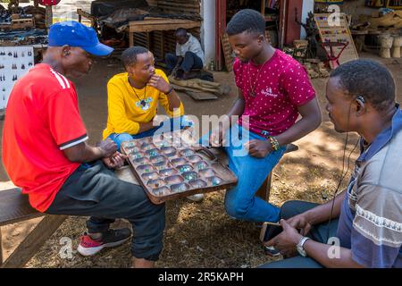 Bao-Game (Mancala) auf dem Curio Market in Lilongwe, Malawi Stockfoto