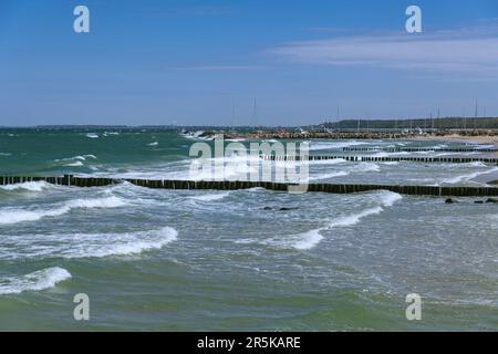 Sanfte Wellen am Strand in Kuehlungsborn an Einem windigen Tag im Frühling Stockfoto