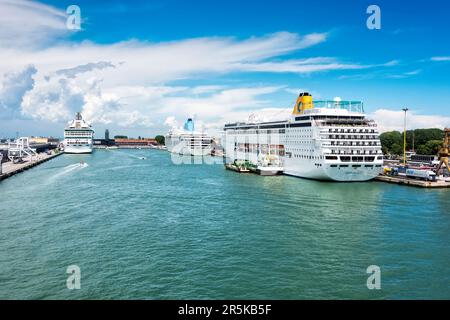 Venedig, Italien - 13. Juni 2016: Der Kreuzfahrthafen von Venedig ist einer der geschäftigsten im Mittelmeer und bringt jedes Jahr fast 500 Schiffe an. Stockfoto