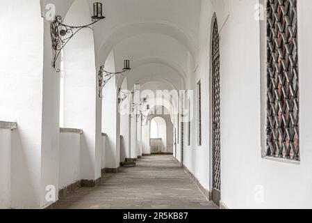 Langer Korridor eines alten Gebäudes. Stockfoto