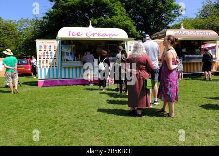 Edinburgh, Schottland, Großbritannien. 4. Juni 2023. Das 1974 gegründete Meadows Festival findet seit dem ersten Juniwochenende fast jedes Jahr statt. In den letzten 49 Jahren hat sich das Festival verändert, und heute findet eines der größten Gemeindefestivals Großbritanniens statt, mit dem größten Markt im Freien in Edinburgh und etwas für alle Altersgruppen. Das sonnige Wetter brachte die Massen zum Vorschein, um den Tag zu genießen. Schlangen an den Imbissständen. Kredit: Craig Brown/Alamy Live News Stockfoto