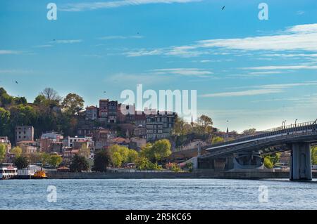 Alte Istanbul-Landschaft mit blauem Himmel. Historische türkische Häuser in der Altstadt von Istanbul. Istanbul, Suleymaniye, Goldenes Horn, Türkei, Mai 2023. Stockfoto