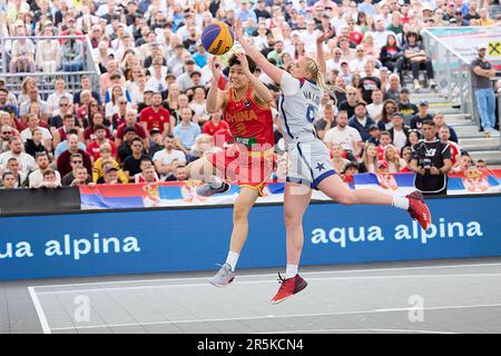 Wien, Österreich. 4. Juni 2023. Hailey Van Lith (R) aus den Vereinigten Staaten blockiert Zhang Yi aus China während des FIBA 3X3 World Cup Frauen Halbfinalspiels zwischen China und den Vereinigten Staaten am 4. Juni 2023 in Wien, Österreich. Kredit: Georges Schneider/Xinhua/Alamy Live News Stockfoto