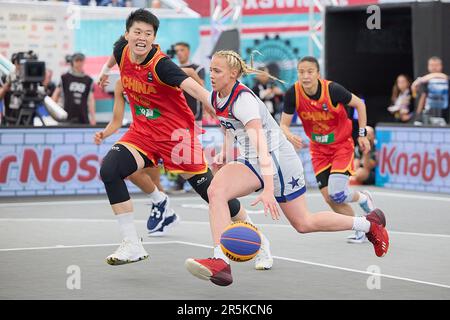 Wien, Österreich. 4. Juni 2023. Hailey Van Lith (C) der Vereinigten Staaten bricht beim FIBA 3X3 World Cup Frauen Halbfinale zwischen China und den Vereinigten Staaten am 4. Juni 2023 in Wien, Österreich, durch. Kredit: Georges Schneider/Xinhua/Alamy Live News Stockfoto