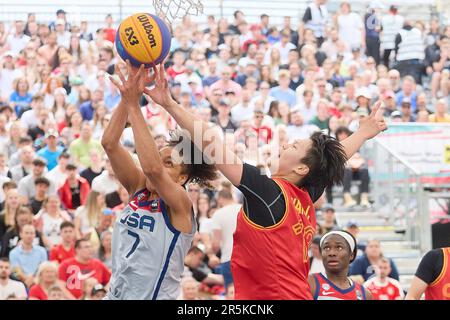 Wien, Österreich. 4. Juni 2023. Cierra Burdick (L) aus den Vereinigten Staaten kämpft mit Wan Jiyuan aus China während des FIBA 3X3 World Cup Frauen Halbfinalspiels zwischen China und den Vereinigten Staaten in Wien, Österreich, am 4. Juni 2023. Kredit: Georges Schneider/Xinhua/Alamy Live News Stockfoto