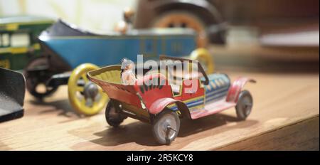 Altmodisches Spielzeug aus verzinktem Stahl, z. B. Autozüge. Nostalgische antike Metalleisensammlung alter Spielzeugautos. Kinderspielzeug in der Vergangenheit. Ol Stockfoto