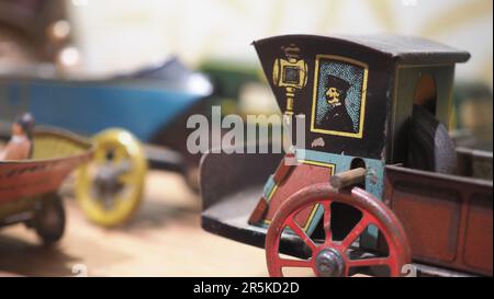 Altmodisches Spielzeug aus verzinktem Stahl, z. B. Autozüge. Nostalgische antike Metalleisensammlung alter Spielzeugautos. Kinderspielzeug in der Vergangenheit. Ol Stockfoto