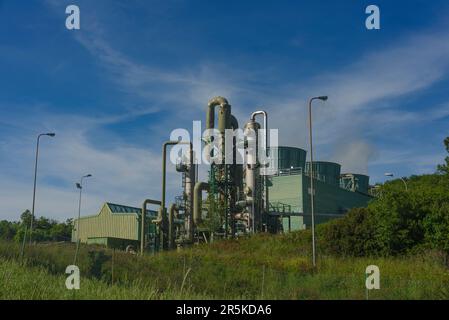 Cornia 2-Anlage Geothermische Anlage, Biomasse, Castelnuovo Val di Cecina, Toskana Italien. Verbrennung von Biomasse, Stromerzeugung Stockfoto