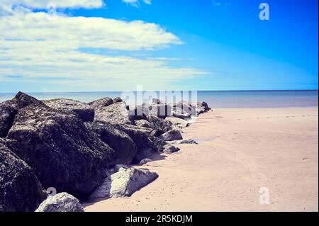 Große Felsen am Strand als Teil der Meeresabwehr Stockfoto