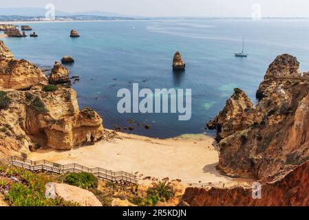 Playa do Camilo Strand zwischen den Klippen in der Nähe der Stadt Lagos, Algarve. Stockfoto