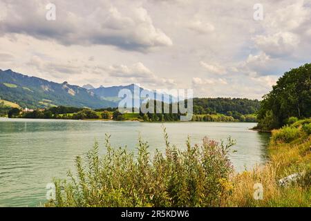 Wunderschöne Landschaft des Gruyersees im Sommer, Kanton Freiburg, Schweiz Stockfoto