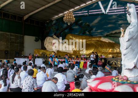 Zur Feier des Vesak Day veranstalteten Buddhisten in Bogor, West-Java, Indonesien, am 4. Juni 2023 eine Zeremonie im buddhistischen Dharma & 8 Pho Sat Vihara Stockfoto