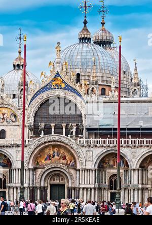 Venedig, Italien - 13. Juni 2016: Touristenmassen vor Venedigs berühmtester Kirche - St. Markusdom. Stockfoto