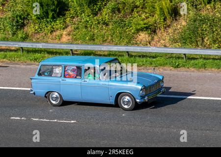 1966 60s Sixties Blue Hillman Super Minx Estate, Benzinmotor 1725 cm3; Fahrt auf der Autobahn M61, Großbritannien Stockfoto