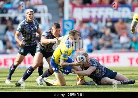 Daryl Clark von Warrington Wolves lädt den Ball beim Betfred Super League-Spiel in St. ab James' Park, Newcastle-upon-Tyne. Foto: Sonntag, 4. Juni 2023. Stockfoto