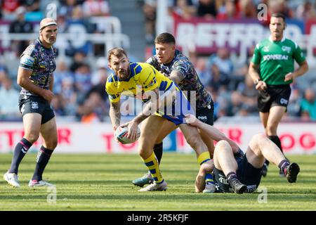 Daryl Clark von Warrington Wolves lädt den Ball beim Betfred Super League-Spiel in St. ab James' Park, Newcastle-upon-Tyne. Foto: Sonntag, 4. Juni 2023. Stockfoto