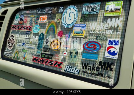 Fensteraufkleber auf einem VW Campervan. Oldtimer-Treffen auf Hanley Farm, Chepstow. Stockfoto