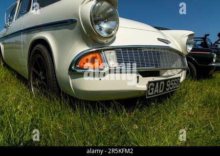 Ford Anglia. Oldtimer-Treffen auf Hanley Farm, Chepstow. Stockfoto