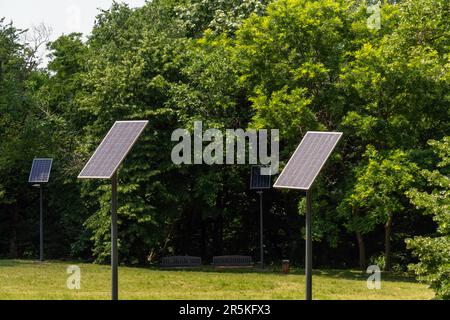 Solarpaneele im öffentlichen Stadtpark. Stockfoto