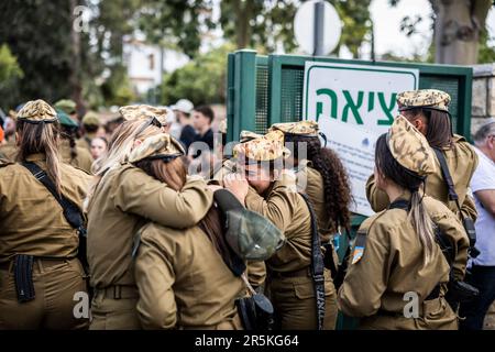 Rishon Le Tsiyon, Israel. 04. Juni 2023. Angehörige trauern um den Sarg